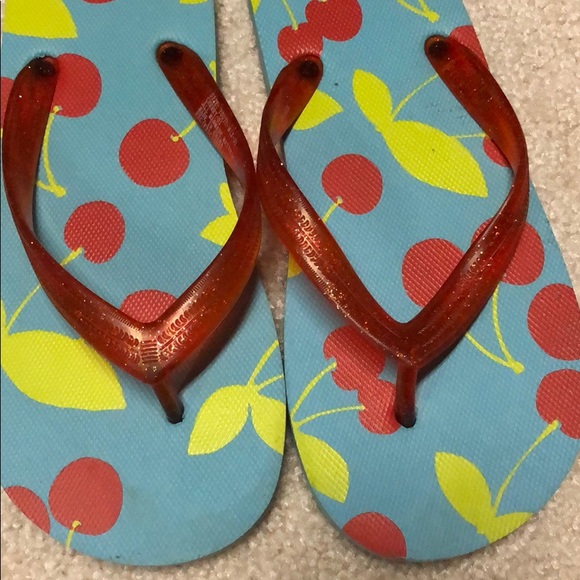 Oshkosh cherry flip flops size M (2-3) - Picture 3 of 4